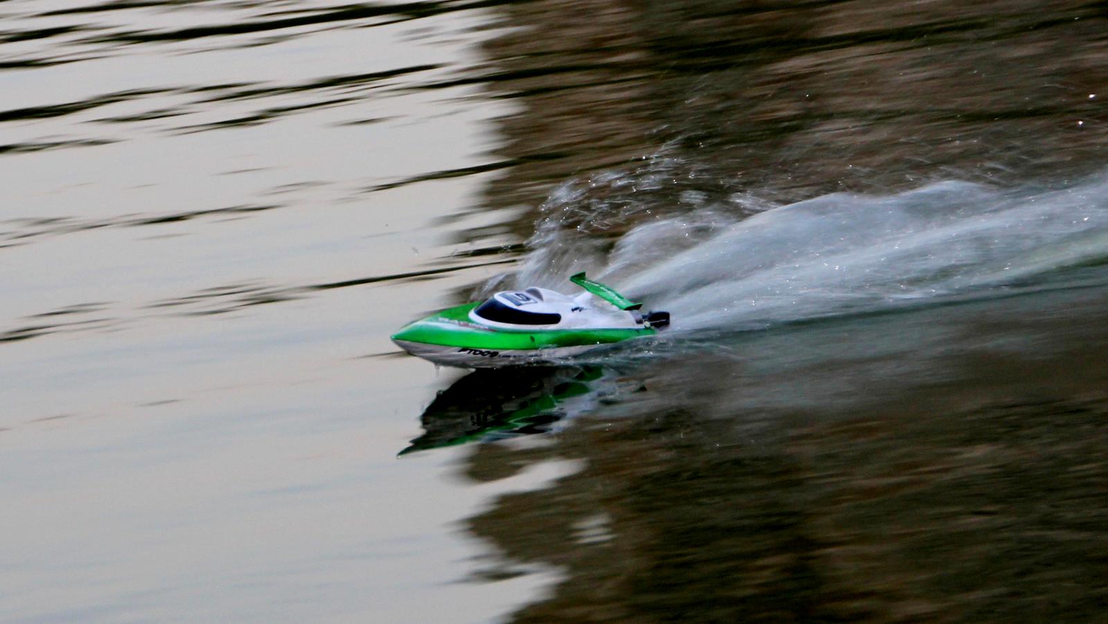 Катер на радиоуправлении Fei Lun FT009 High Speed Boat (зеленый) FL-FT009g